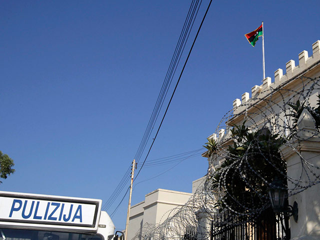 Ливийские посольства в ряде стран в понедельник сменили зеленый стяг Великой Социалистической Народной Ливийской Арабской Джамахирии на трехцветный флаг, используемый оппозицией