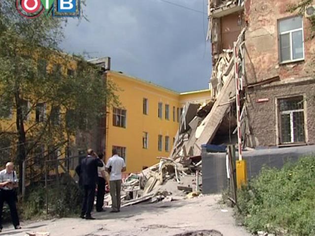 В центре Владивостока на улице Посьетской во вторник днем произошло обрушение стены пятиэтажного жилого дома