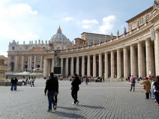 Многие жители Италии известной своими глубокими католическими традициями, сегодня задумываются о том, что спасти страну от дефолта помогла бы ватиканская казна