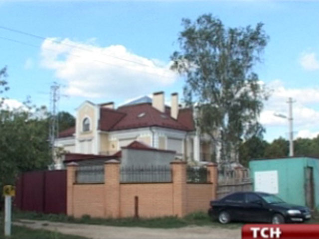 Следователи во вторник более шести часов проводили обыски в домах бывшего губернатора Тульской области Вячеслава Дудки, которого теперь обвиняют в покушении на получение многомиллионной взятки