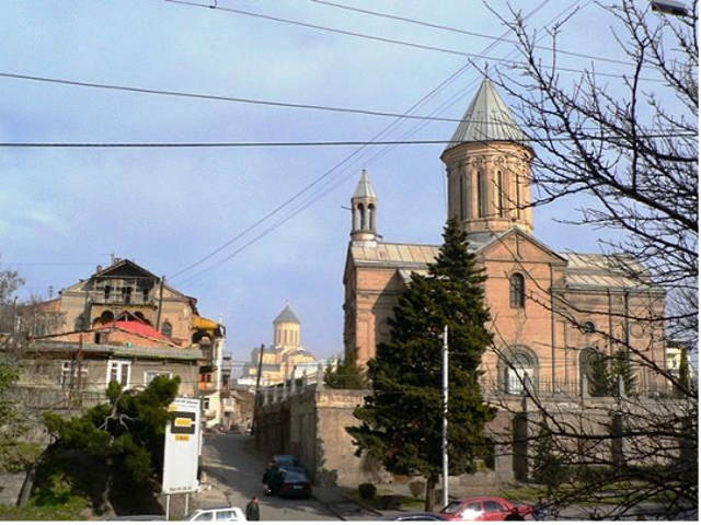 Полиция Грузии возбудила уголовное дело против двух молодых жителей Тбилиси, которые, будучи в нетрезвом состоянии проявили неуважительное отношение к святыням армянского храма Сурб Эчмиадзин в тбилисском районе Авлабар
