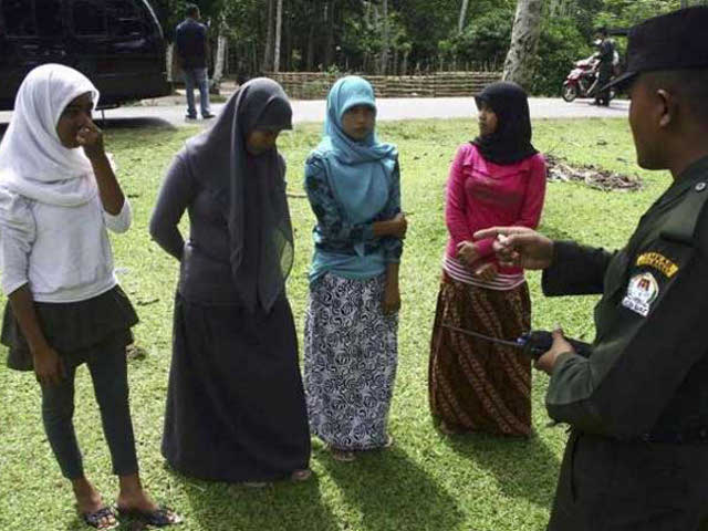   Сотрудники религиозной полиции в индонезийской провинции Ачех не знают, как поступить с делом, в котором оказались замешаны две женщины - соседки по комнате в общежитии, а также другие его обитатели
