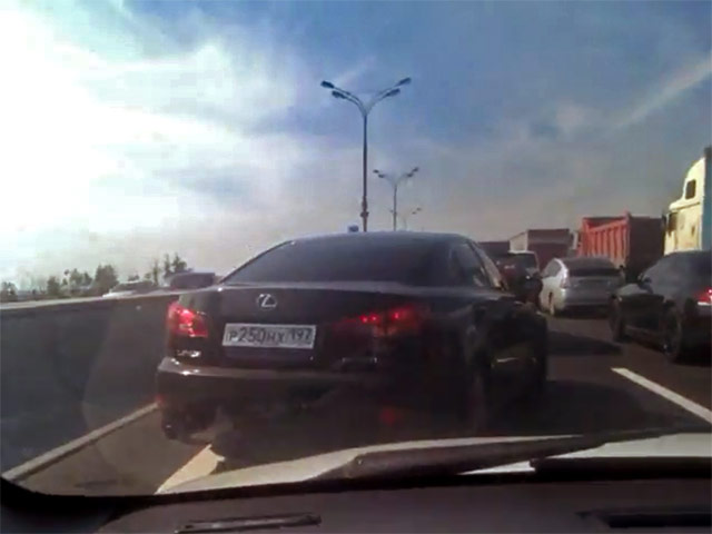 На 25-м километре МКАД водитель Lexus с мигалкой (госномер Р250НХ197) напал на корреспондента "Новой газеты" Евгения Старшова