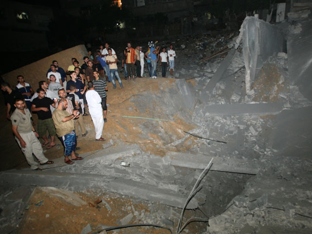 Израильские ВВС нанесли удары по различным объектам в секторе Газа, пять человек погибли, более 25 получили ранения