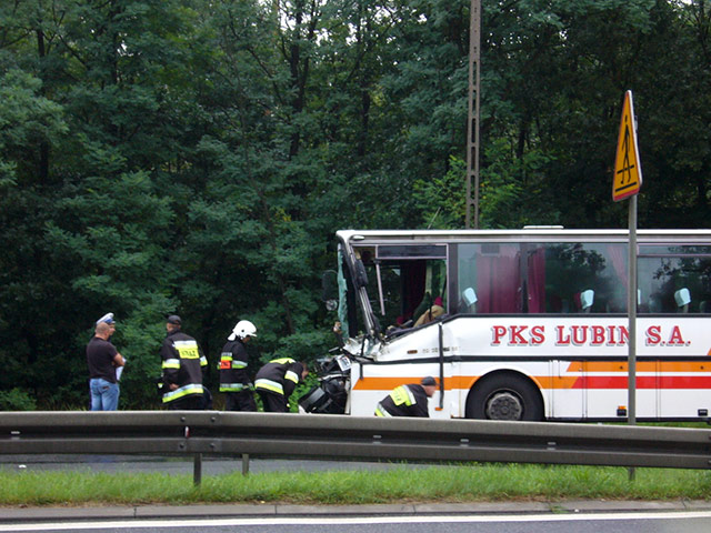 Автобус столкнулся с фурой на трассе между городами Любин и Полковице в Нижнесилезском воеводстве Польши, ранения получили 26 человек