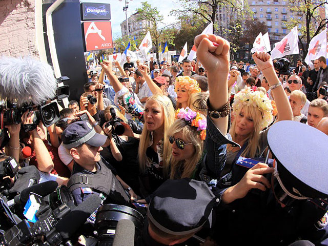 Представительницы украинского феминистского движения FEMEN пытались попасть на территорию Печерского районного суда Киева, где, как они утверждают, должно слушаться дело в их отношении