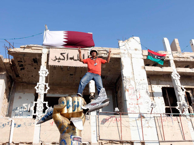 В захваченной повстанцами резиденции Муаммара Каддафи в Триполи наряду с толстыми золотыми цепями и скипетром полковника найден фотоальбом, заполненный фотографиями бывшего госсекретаря США Кондолизы Райс