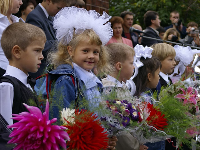Опрос: более четверти россиян тратят на подготовку детей к школе свыше 10 тысяч рублей