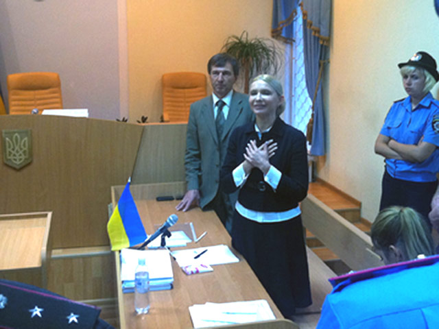 Бывший премьер министр Украины Юлия Тимошенко просит возбудить уголовное дело против нынешнего президента страны Виктора Януковича