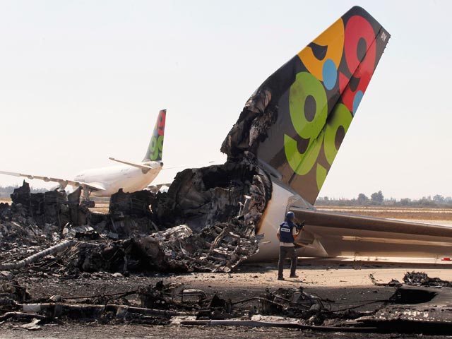 Войска, остающиеся верными ливийскому лидеру Муаммару Каддафи, обстреляли ракетами "Град" международный аэропорт Триполи, взятый под контроль мятежниками, и разбомбили пассажирский лайнер Airbus A330