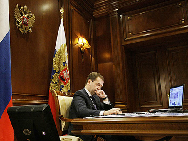 В "Живом журнале" от имени Медведева обиделись на плоский "демотиватор", "пошутивший" о его супруге