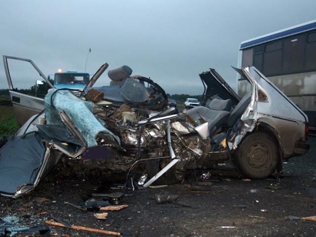 Пять человек погибли и два пострадали в ночь на субботу в результате столкновения двух легковых автомобилей на федеральной трассе Омск-Тюмень