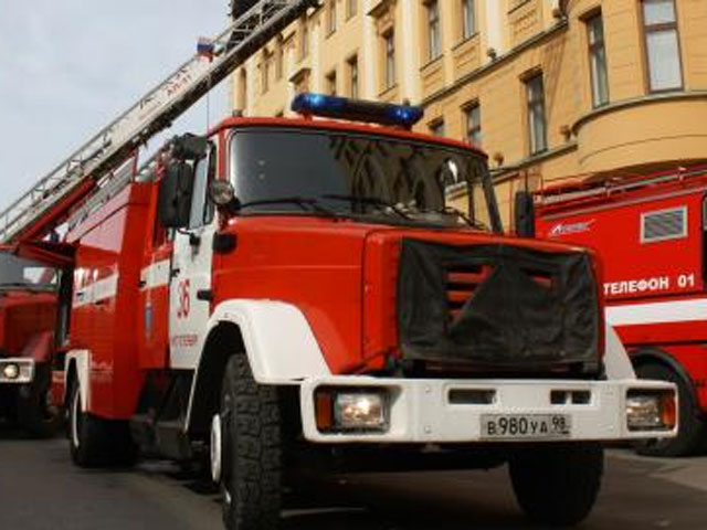 Cильный пожар в Петербурге - рядом с "Петровским" пожарные тушат кровлю здания