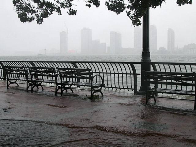 Центр урагана "Айрин" еще не успел достигнуть Нью-Йорка, а в городе уже началось наводнение. Две крупнейшие реки &#8211; Гудзон и Ист Ривер вышли из берегов