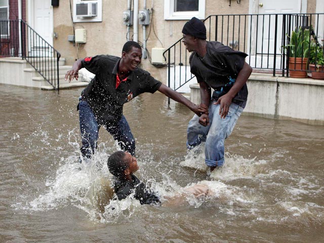 Американцы проводили убивший 20 человек ураган "Айрин", устроив из Манхэттена "аквапарк"