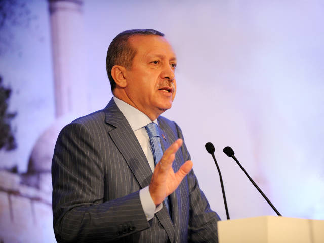 Чтобы продемонстрировать этническую и религиозную толерантность, премьер-министр Турции Реджеп Тайип Эдорган пригласил на официальный ужин по поводу Ураза-байрама руководителей всех религиозных общин