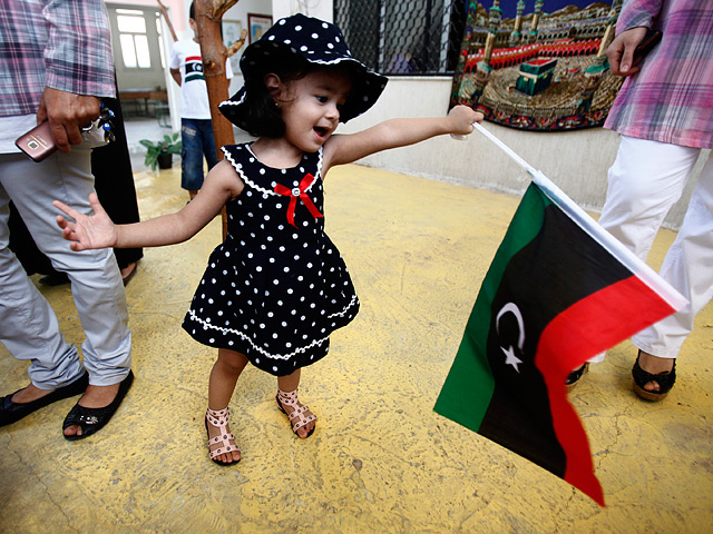 Спустя неделю после захвата мятежниками ливийской столицы в Триполи отмечены отдельные признаки возвращения к нормальной жизни