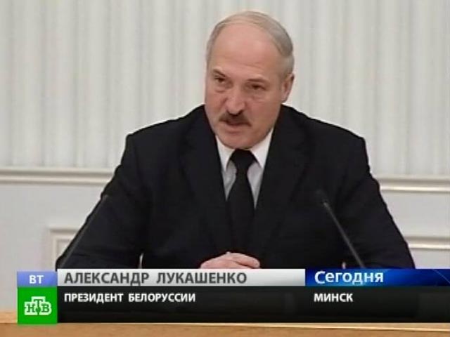Президент Белоруссии Александр Лукашенко предлагает политическим оппонентам, представителям ЕС и России за "круглым столом" обсудить ситуацию в стране