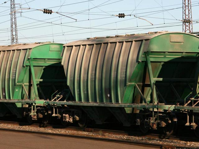 В Приморье сложилась критическая ситуация на железной дороге: уже более 10 дней на железнодорожных станциях простаивают сотни вагонов со строительными материалами для объектов саммита АТЭС