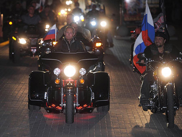 Иностранные СМИ, комментируя появление Владимира Путина за рулем трехколесного Harley-Davidson во главе колонны байкеров в Новороссийске, констатировали, что премьер-министр дал старт кампании по выборам в Госдуму в декабре и президента в 2012 году