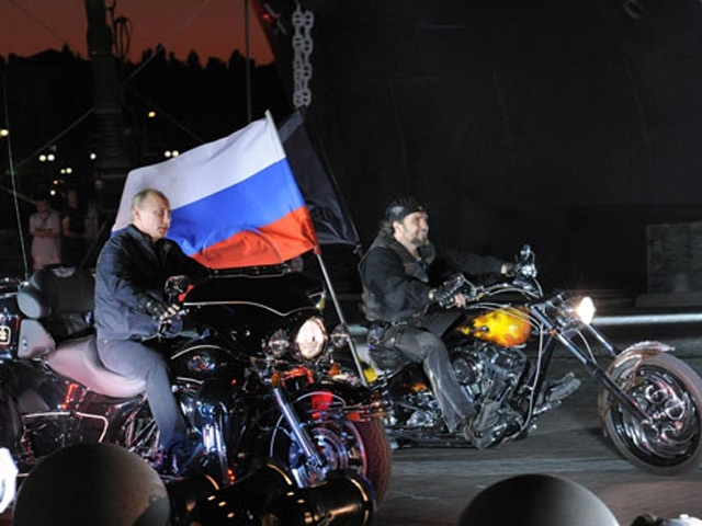 Премьер-министр РФ Владимир Путин проехал за рулем трайка Harley-Davidson во главе колонны байкеров в Новороссийске без шлема и, таким образом, заслужил штраф в размере 500 рублей