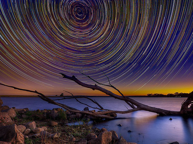 Австралийский фотограф-любитель Линкольн Харрисон проявил колоссальное терпение, чтобы снять движение звезд по ночному небу в течение длительного периода времени