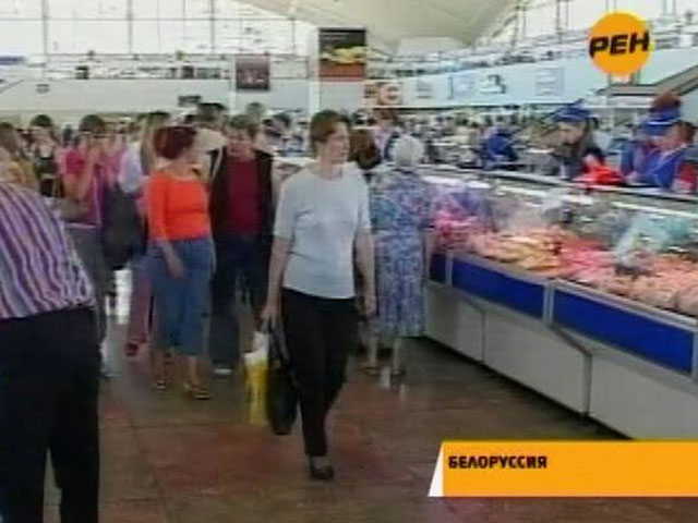 После падения курса белорусского рубля россияне массово едут в приграничные города Белоруссии и скупают продукты питания и другие товары по низким, по сравнению с российскими, ценам