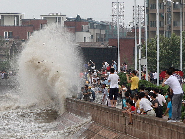 Китай находится во власти тропического циклона "Нанмадол" (Nanmadol)