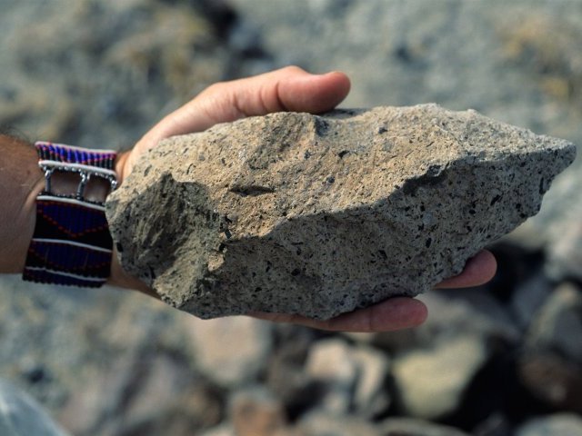 Предшественники современного человека овладели достаточно сложной техникой ручного изготовления орудий труда и охоты из камня минимум на 160 тысяч лет раньше, чем предполагалось до сих пор