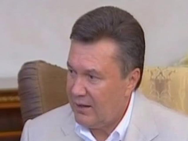 Виктор Янукович открыл в Киеве инженерную гимназию. Когда журналисты спросили, списывал ли он на уроках, президент признался: "Как и все: списывал, давал списывать, по-разному было"