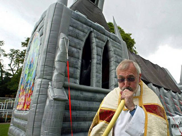 Резиновый католический храм, который в сентябре установят на Камчатке, сравнивают с надувными замками-батутами для детей и "российскими муляжами танков"