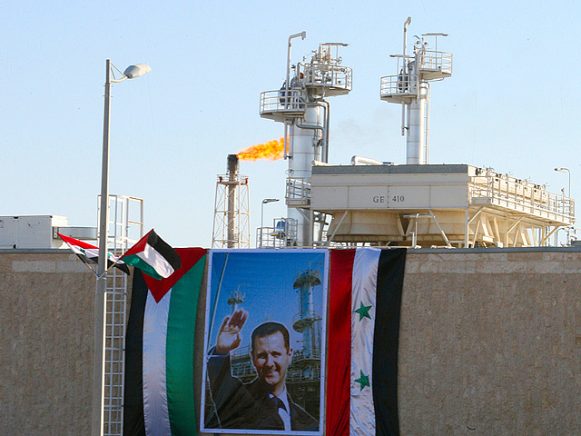 Россия, припозднившаяся с признанием новой власти в Ливии и потому рискующая лишиться нефтяных контрактов и рынка сбыта оружия, вновь, как и в случае с Муаммаром Каддафи, может "потерять" еще и Сирию