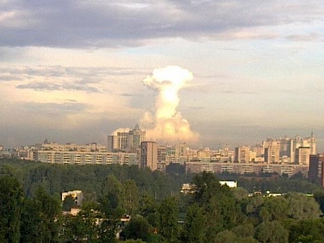На севере Санкт-Петербурга в минувший четверг жители сфотографировали огромное облако пара необычной формы, похожее по очертаниям на "гриб", который возникает после ядерного взрыва