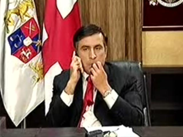 В Грузии придумали символ реформаторства: это красный галстук. Идея состоит в том, что его можно съесть - подобно тому, как это делал президент Михаил Саакашвили