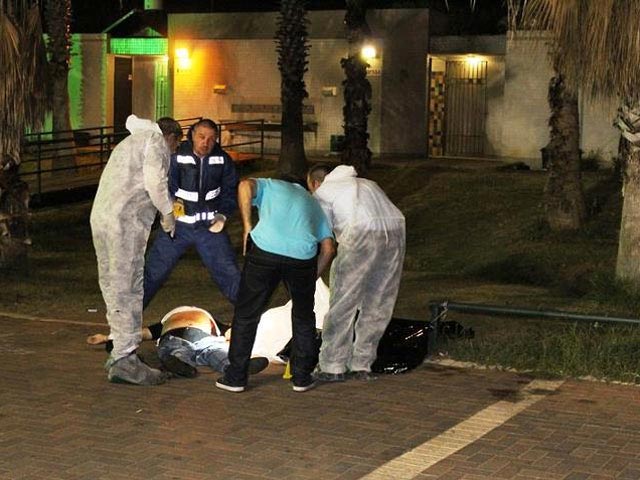 В израильском Тель-Авиве спортсмены самостоятельно обезвредили наемного убийцу, который перед этим застрелил двух человек. Бесстрашные регбисты, влекомые баскетболистом, загнали преступника в тупик, где его скрутили подоспевшие стражи порядка
