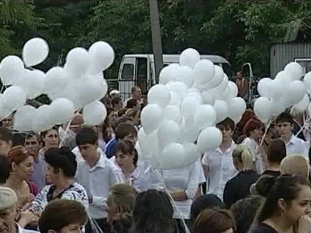 334 белых шара - по числу погибших в Беслане 3 сентября 2004 года заложников - поднялись в небо над этим североосетинским городом и Москвой. Жители Северной Осетии почтили их память минутой молчания