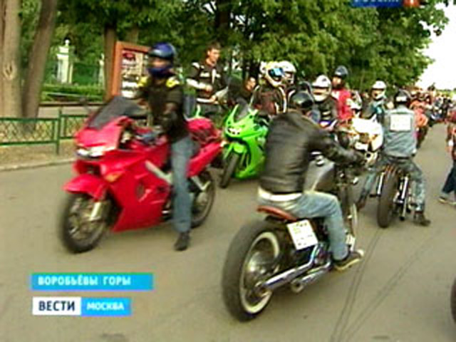 В Москве в День города байкеры организовали гражданскую акцию: около 50 представителей сообщества провели мотопробег, требуя расследования обстоятельства гибели мотоциклиста под колесами автомобиля Mercedes миллиардера Александра Зарибко