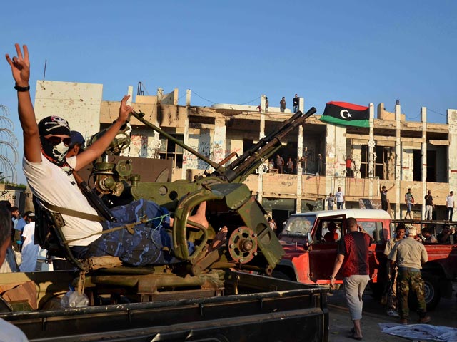 Сотни ополченцев, лояльных переходному правительству Ливии, подходят вплотную к городу Бани-Валид - одному из последних анклавов, остающихся под контролем Муаммара Каддафи