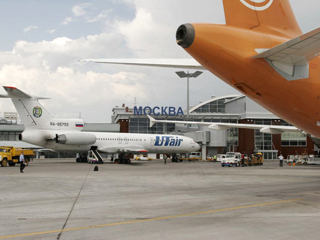 В аэропортах столицы решили проблему дефицита топлива - самолеты заправят из Росрезерва