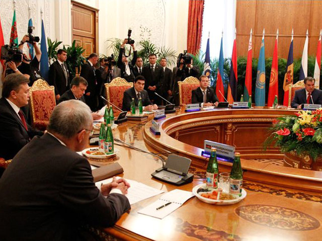 Саммит СНГ, прошедший накануне в Душанбе, четко продемонстрировал, что эта структура постепенно отмирает и на смену ей Москва развивает Таможенный союз (ТС) и Организацию договора о коллективной безопасности (ОДКБ)