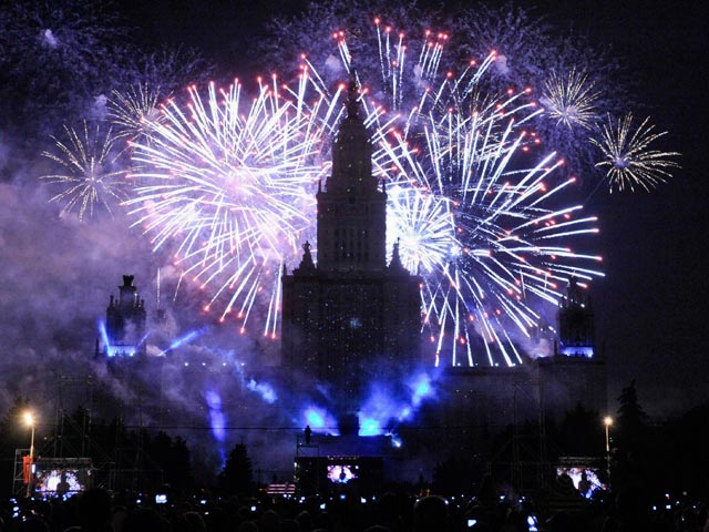 Москва отметила День города с беспрецедентным размахом. Рекордный по затратам праздник имел важное символическое значение - впервые он прошел при новом градоначальнике - Сергее Собянине