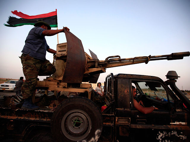В Ливии повстанцы продолжают преследовать наемников, воюющих за свергнутого полковника Муаммара Каддафи, причем иногда под подозрение попадают люди, непричастных к военным действиям