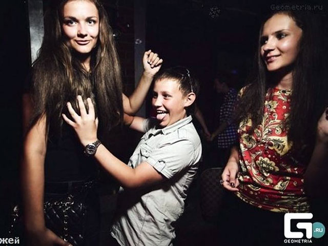 В интернет попали фотографии с пенной вечеринки 13-14-летних подростков, которая прошла в ночном клубе Челябинска Garage Underground