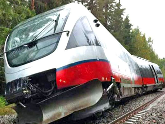 Скоростной пассажирский поезд сошел с рельсов и перевернулся в понедельник на юго-востоке Норвегии