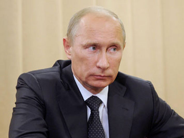 Премьер-министр Владимир Путин поручил создать в основных аэропортах резерв топлива на десять суток