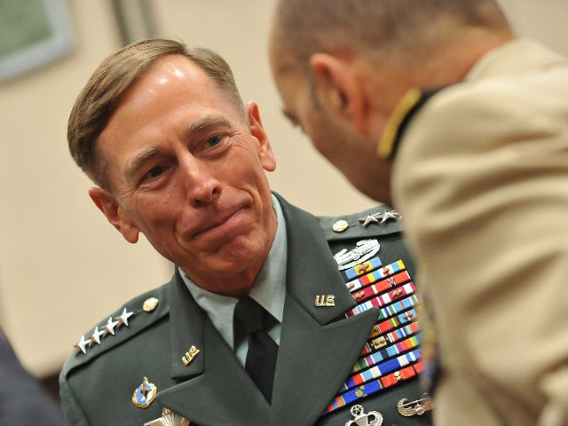 В должность директора ЦРУ вступит отставной генерал Дэвид Петрэус, до недавних пор командовавший войсками США и НАТО в Афганистане