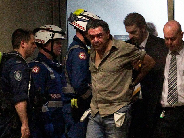 Полиции после 11 часов переговоров удалось освободить двенадцатилетнюю девочку, которую ее отец удерживал в заложницах на западе Сиднея