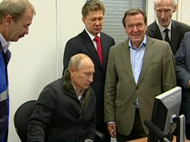 Российский премьер Владимир Путин запустил заполнение газопровода "Северный поток" технологическим газом на компрессорной станции "Портовая"