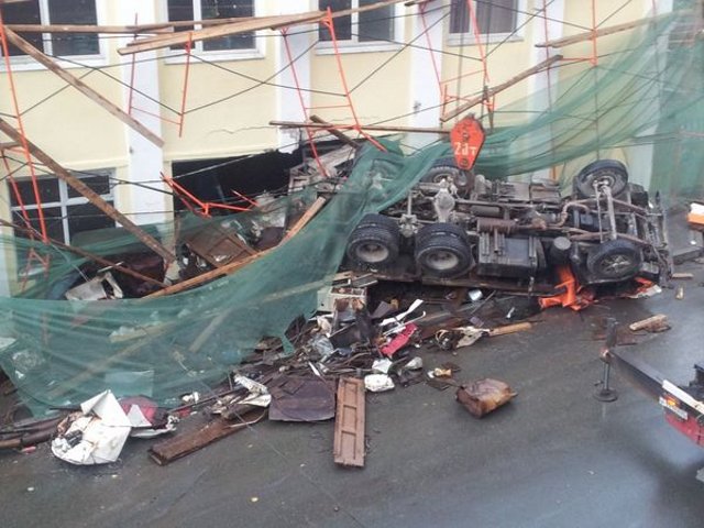 Во Владивостоке тяжелый грузовик на большой скорости врезался в здание профтехучилища и значительно повредил его