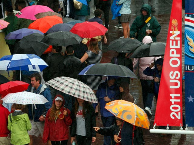 Организаторы Открытого чемпионата США по теннису приняли решение отменить из-за дождя все поединки утренней и вечерней сессий вторника. Прогнозы синоптиков оптимизма не внушают - дождь в Нью-Йорке в ближайшее время пойдет еще сильнее